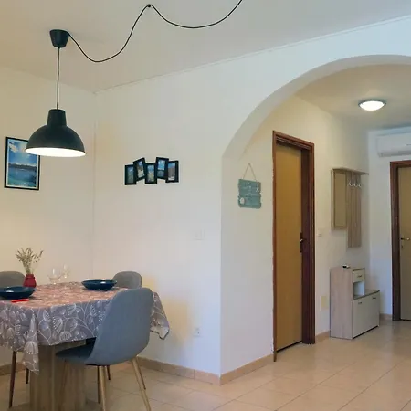 Lucille In Center Of Apartment *