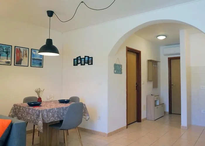 Lucille In Center Of Appartement *