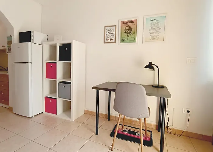 Lucille In Center Of Appartement *