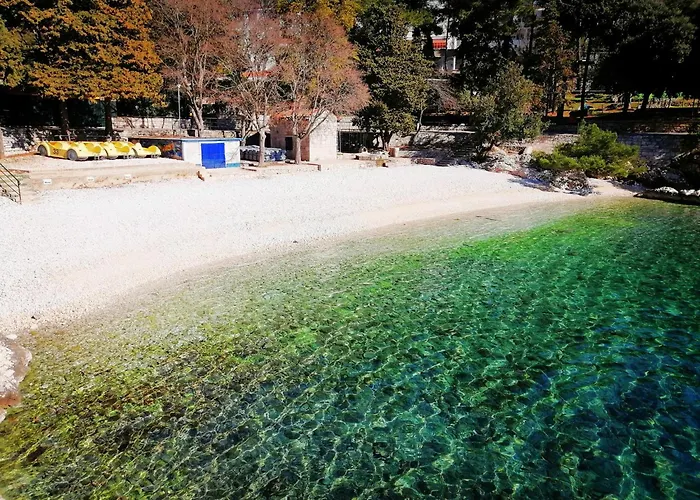 Lucille In Center Of *