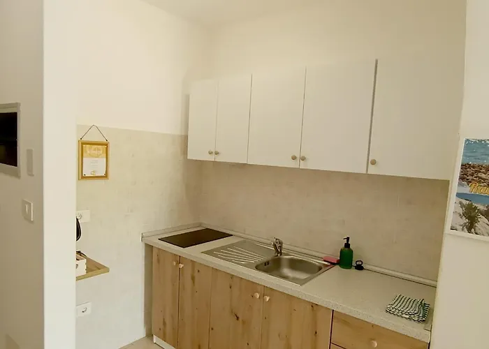 Lucille In Center Of Appartement *